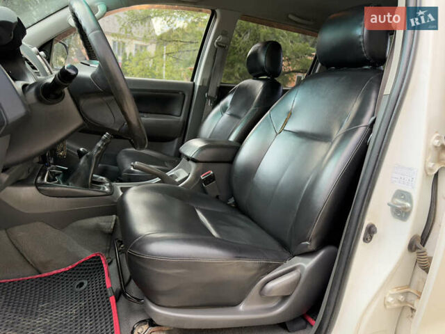 Белый Тойота Хайлюкс, объемом двигателя 2.49 л и пробегом 370 тыс. км за 17000 $, фото 36 на Automoto.ua