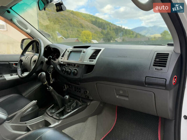 Белый Тойота Хайлюкс, объемом двигателя 2.49 л и пробегом 370 тыс. км за 17000 $, фото 23 на Automoto.ua