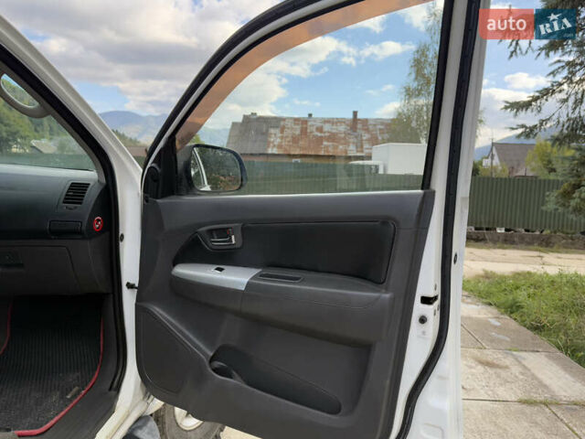 Белый Тойота Хайлюкс, объемом двигателя 2.49 л и пробегом 370 тыс. км за 17000 $, фото 31 на Automoto.ua