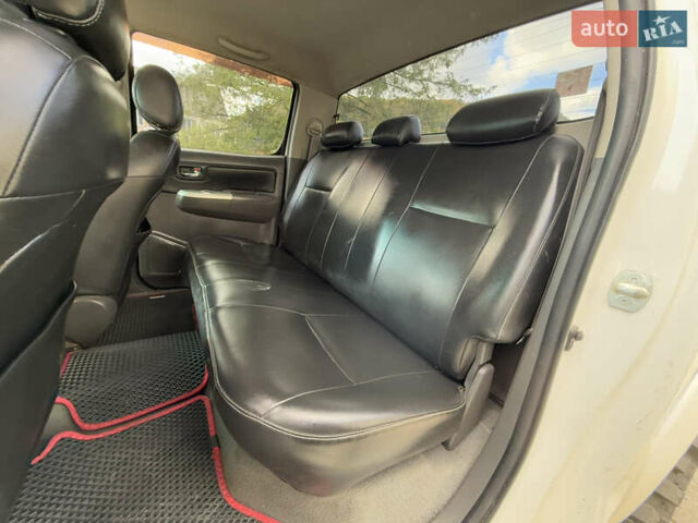 Белый Тойота Хайлюкс, объемом двигателя 2.49 л и пробегом 370 тыс. км за 17000 $, фото 32 на Automoto.ua