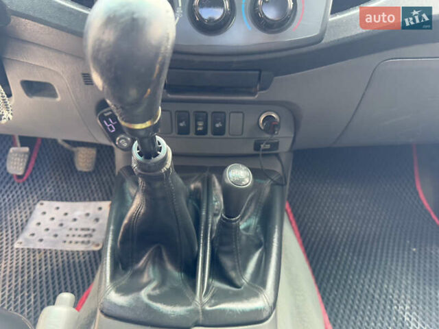 Белый Тойота Хайлюкс, объемом двигателя 2.49 л и пробегом 370 тыс. км за 17000 $, фото 30 на Automoto.ua