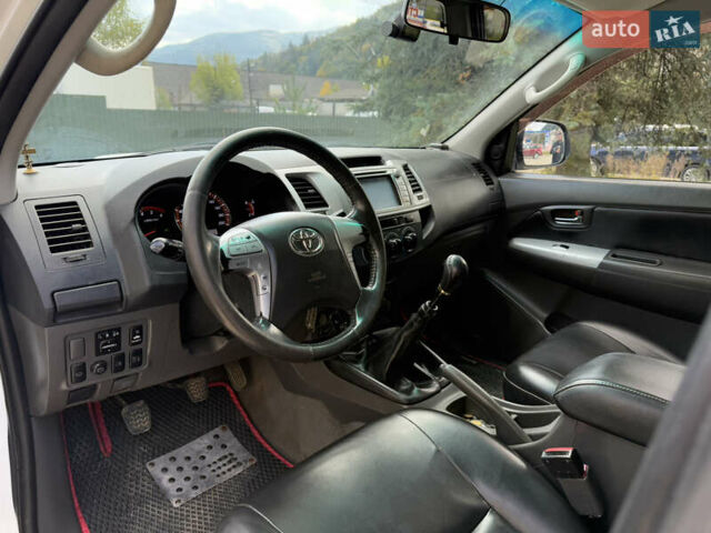Белый Тойота Хайлюкс, объемом двигателя 2.49 л и пробегом 370 тыс. км за 17000 $, фото 27 на Automoto.ua