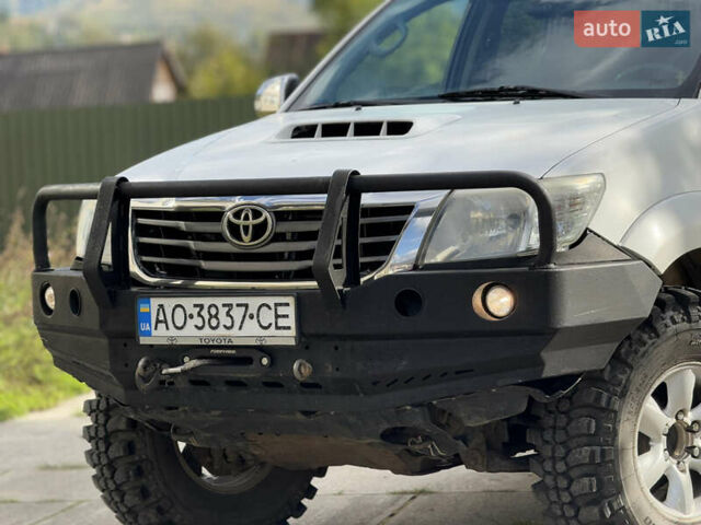 Белый Тойота Хайлюкс, объемом двигателя 2.49 л и пробегом 370 тыс. км за 17000 $, фото 18 на Automoto.ua