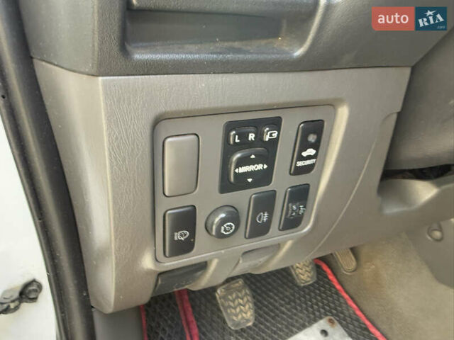 Белый Тойота Хайлюкс, объемом двигателя 2.49 л и пробегом 370 тыс. км за 17000 $, фото 24 на Automoto.ua