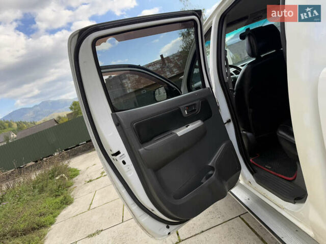 Белый Тойота Хайлюкс, объемом двигателя 2.49 л и пробегом 370 тыс. км за 17000 $, фото 35 на Automoto.ua