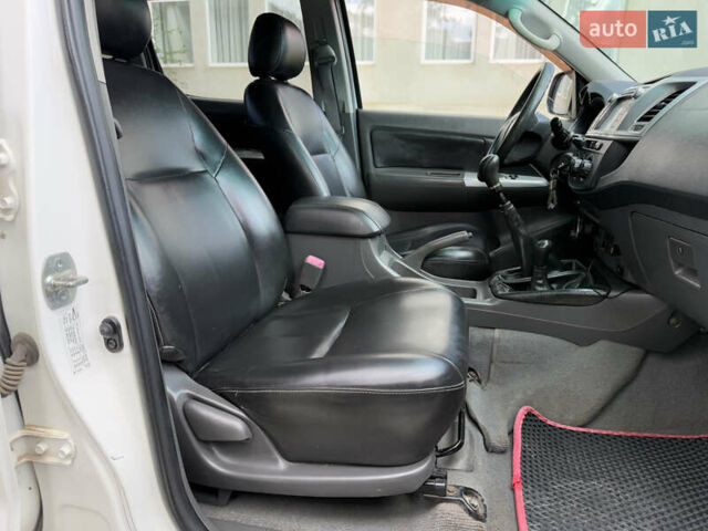 Белый Тойота Хайлюкс, объемом двигателя 2.49 л и пробегом 370 тыс. км за 17000 $, фото 34 на Automoto.ua