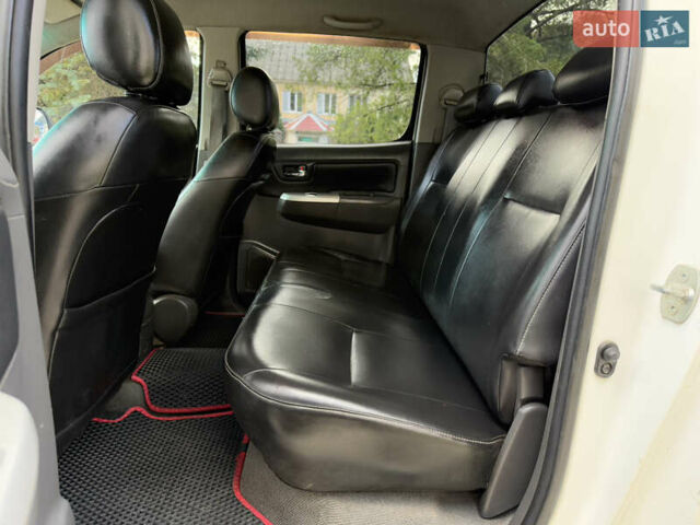 Белый Тойота Хайлюкс, объемом двигателя 2.49 л и пробегом 370 тыс. км за 17000 $, фото 33 на Automoto.ua