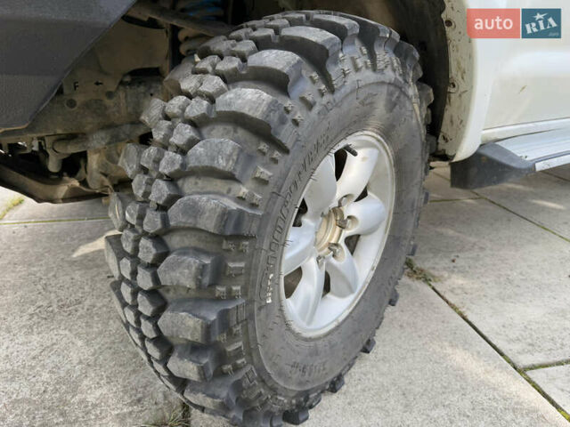 Белый Тойота Хайлюкс, объемом двигателя 2.49 л и пробегом 370 тыс. км за 17000 $, фото 40 на Automoto.ua