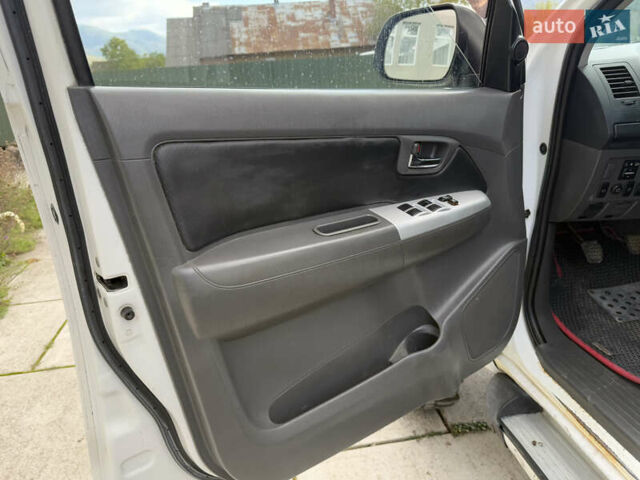 Белый Тойота Хайлюкс, объемом двигателя 2.49 л и пробегом 370 тыс. км за 17000 $, фото 28 на Automoto.ua