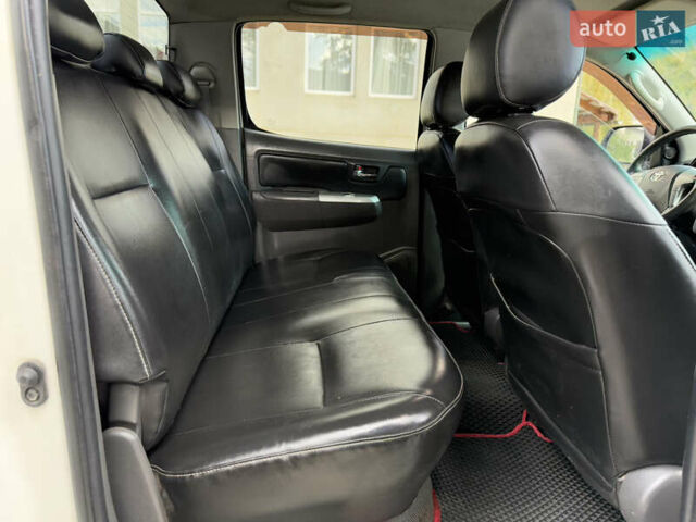 Белый Тойота Хайлюкс, объемом двигателя 2.49 л и пробегом 370 тыс. км за 17000 $, фото 37 на Automoto.ua