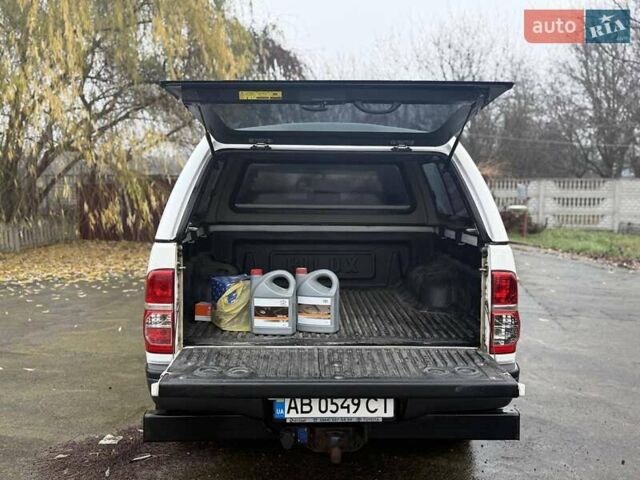 Белый Тойота Хайлюкс, объемом двигателя 2.5 л и пробегом 260 тыс. км за 20000 $, фото 3 на Automoto.ua