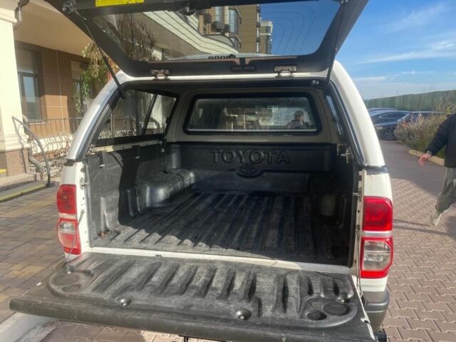 Белый Тойота Хайлюкс, объемом двигателя 3 л и пробегом 530 тыс. км за 22663 $, фото 4 на Automoto.ua