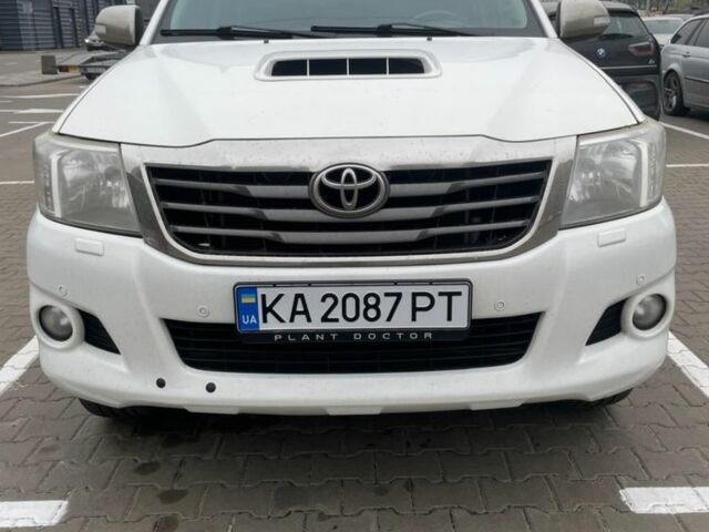 Белый Тойота Хайлюкс, объемом двигателя 3 л и пробегом 530 тыс. км за 22663 $, фото 1 на Automoto.ua