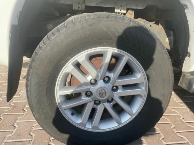 Белый Тойота Хайлюкс, объемом двигателя 3 л и пробегом 530 тыс. км за 22663 $, фото 3 на Automoto.ua