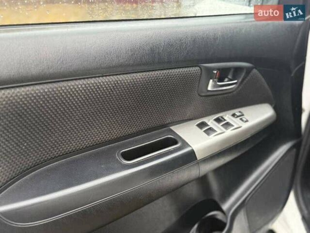 Белый Тойота Хайлюкс, объемом двигателя 2.5 л и пробегом 260 тыс. км за 20000 $, фото 7 на Automoto.ua