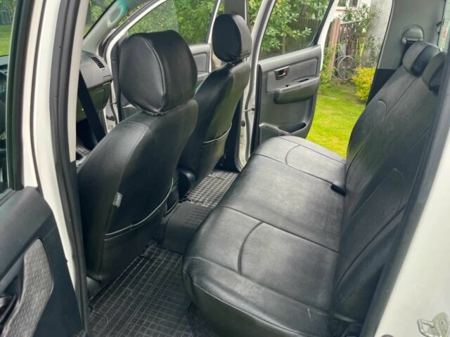 Белый Тойота Хайлюкс, объемом двигателя 2 л и пробегом 79 тыс. км за 8400 $, фото 8 на Automoto.ua