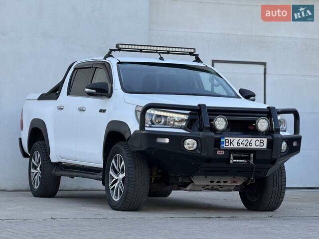 Тойота Хайлюкс 2016 в Сарнах на Automoto.ua Белый Тойота Хайлюкс, объемом двигателя 2.8 л и пробегом 174 тыс. км за 31900 $, фото 24 на Automoto.ua