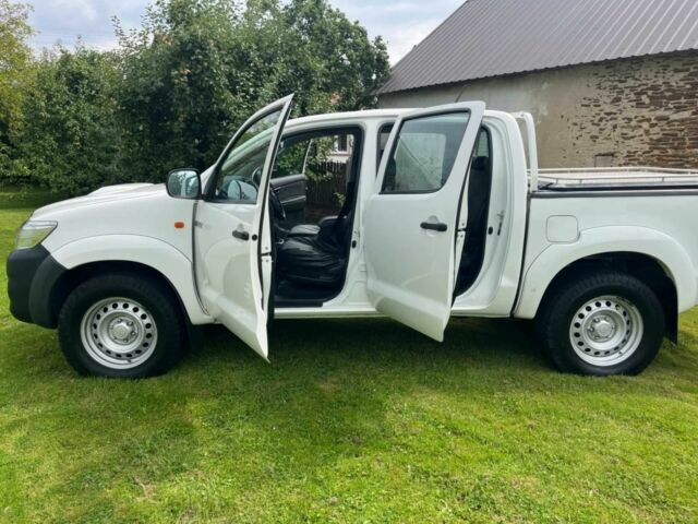 Белый Тойота Хайлюкс, объемом двигателя 2 л и пробегом 79 тыс. км за 8400 $, фото 2 на Automoto.ua