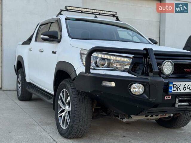 Тойота Хайлюкс 2016 в Сарнах на Automoto.ua Белый Тойота Хайлюкс, объемом двигателя 2.8 л и пробегом 174 тыс. км за 31900 $, фото 3 на Automoto.ua