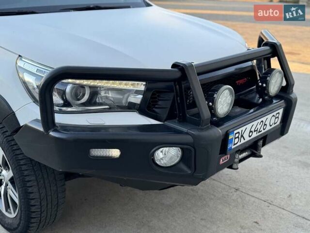 Тойота Хайлюкс 2016 в Сарнах на Automoto.ua Белый Тойота Хайлюкс, объемом двигателя 2.8 л и пробегом 174 тыс. км за 31900 $, фото 20 на Automoto.ua