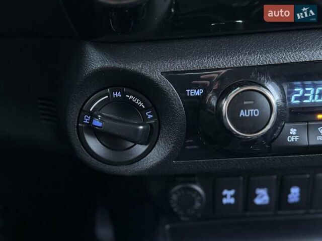 Тойота Хайлюкс 2016 в Сарнах на Automoto.ua Белый Тойота Хайлюкс, объемом двигателя 2.8 л и пробегом 174 тыс. км за 31900 $, фото 48 на Automoto.ua