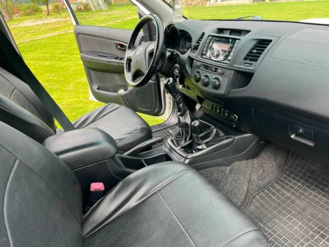 Белый Тойота Хайлюкс, объемом двигателя 2 л и пробегом 79 тыс. км за 8400 $, фото 7 на Automoto.ua