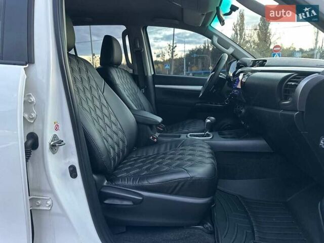 Білий Тойота Хайлюкс, об'ємом двигуна 2.8 л та пробігом 250 тис. км за 29950 $, фото 23 на Automoto.ua