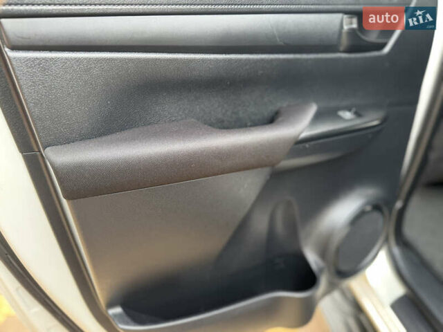 Белый Тойота Хайлюкс, объемом двигателя 2.4 л и пробегом 209 тыс. км за 20500 $, фото 16 на Automoto.ua