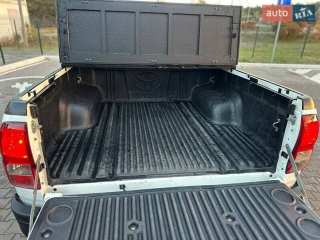 Білий Тойота Хайлюкс, об'ємом двигуна 2.8 л та пробігом 250 тис. км за 29950 $, фото 43 на Automoto.ua