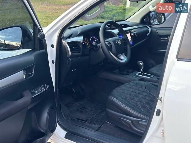 Білий Тойота Хайлюкс, об'ємом двигуна 2.8 л та пробігом 250 тис. км за 29950 $, фото 32 на Automoto.ua