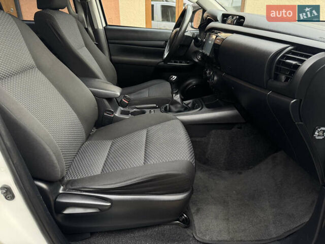 Белый Тойота Хайлюкс, объемом двигателя 2.4 л и пробегом 209 тыс. км за 20500 $, фото 10 на Automoto.ua