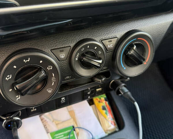 Білий Тойота Хайлюкс, об'ємом двигуна 2.39 л та пробігом 197 тис. км за 25500 $, фото 16 на Automoto.ua