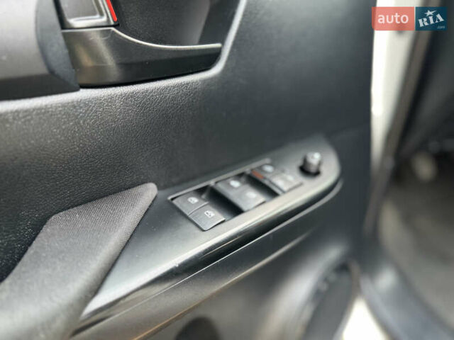 Белый Тойота Хайлюкс, объемом двигателя 2.4 л и пробегом 209 тыс. км за 20500 $, фото 17 на Automoto.ua