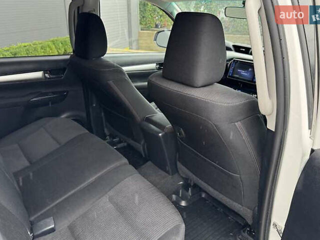 Белый Тойота Хайлюкс, объемом двигателя 2.39 л и пробегом 165 тыс. км за 32500 $, фото 17 на Automoto.ua