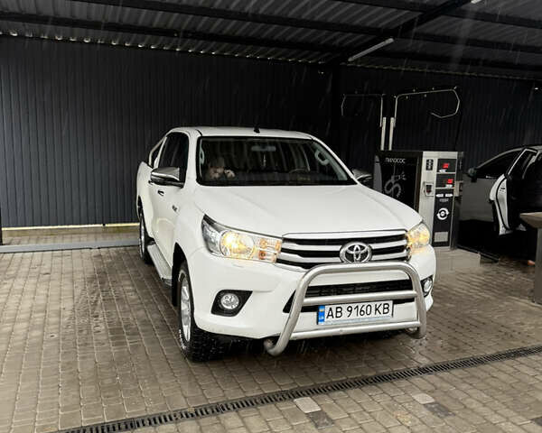 Белый Тойота Хайлюкс, объемом двигателя 2.39 л и пробегом 220 тыс. км за 25500 $, фото 1 на Automoto.ua