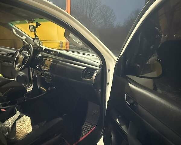 Белый Тойота Хайлюкс, объемом двигателя 2.39 л и пробегом 176 тыс. км за 33500 $, фото 14 на Automoto.ua