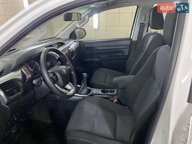 Белый Тойота Хайлюкс, объемом двигателя 2.4 л и пробегом 16 тыс. км за 40777 $, фото 22 на Automoto.ua