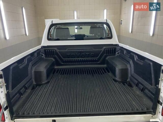 Белый Тойота Хайлюкс, объемом двигателя 2.4 л и пробегом 16 тыс. км за 40777 $, фото 45 на Automoto.ua