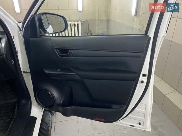 Белый Тойота Хайлюкс, объемом двигателя 2.4 л и пробегом 16 тыс. км за 40777 $, фото 27 на Automoto.ua