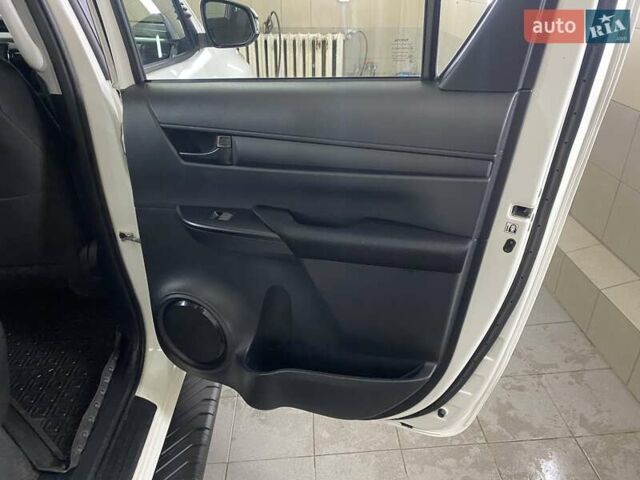 Белый Тойота Хайлюкс, объемом двигателя 2.4 л и пробегом 16 тыс. км за 40777 $, фото 29 на Automoto.ua
