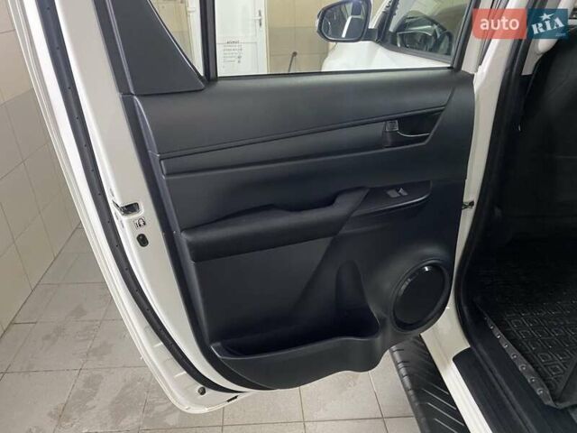 Белый Тойота Хайлюкс, объемом двигателя 2.4 л и пробегом 16 тыс. км за 40777 $, фото 25 на Automoto.ua