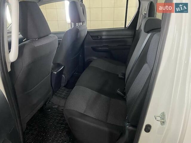 Белый Тойота Хайлюкс, объемом двигателя 2.4 л и пробегом 16 тыс. км за 40777 $, фото 24 на Automoto.ua