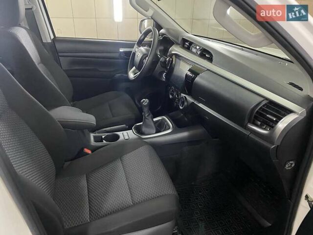 Белый Тойота Хайлюкс, объемом двигателя 2.4 л и пробегом 16 тыс. км за 40777 $, фото 26 на Automoto.ua