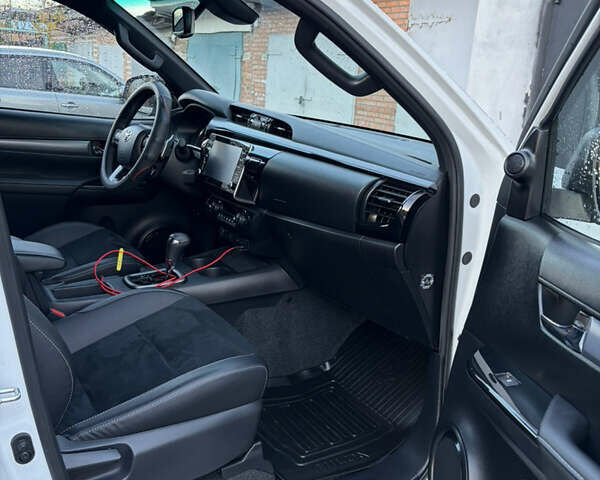 Белый Тойота Хайлюкс, объемом двигателя 2.76 л и пробегом 24 тыс. км за 50000 $, фото 6 на Automoto.ua