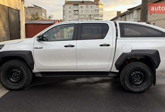 Белый Тойота Хайлюкс, объемом двигателя 2.76 л и пробегом 24 тыс. км за 50000 $, фото 1 на Automoto.ua