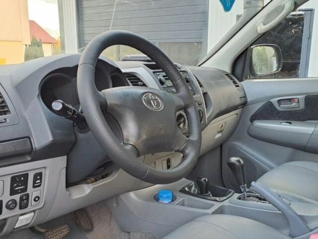 Черный Тойота Хайлюкс, объемом двигателя 3 л и пробегом 256 тыс. км за 3850 $, фото 7 на Automoto.ua