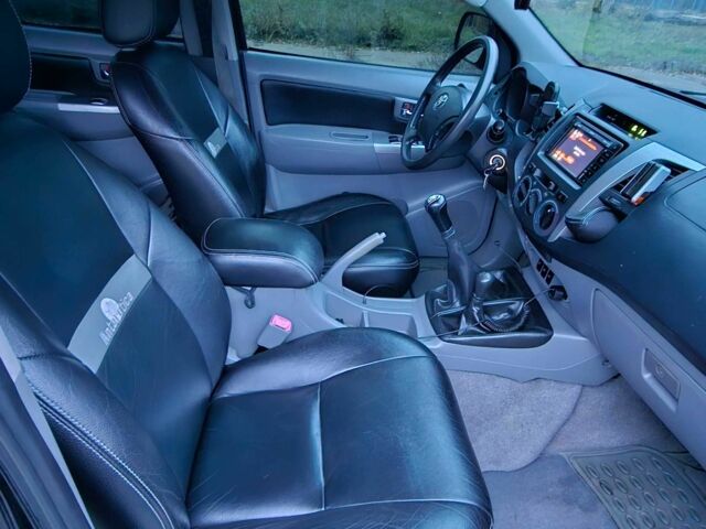 Черный Тойота Хайлюкс, объемом двигателя 2.5 л и пробегом 265 тыс. км за 9000 $, фото 2 на Automoto.ua