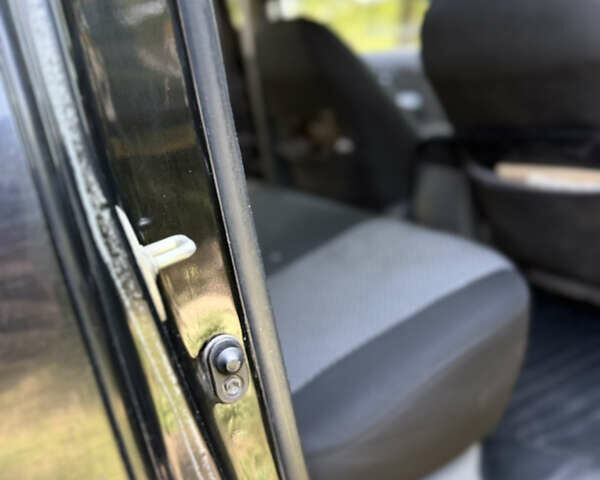 Чорний Тойота Хайлюкс, об'ємом двигуна 2.49 л та пробігом 377 тис. км за 12100 $, фото 16 на Automoto.ua