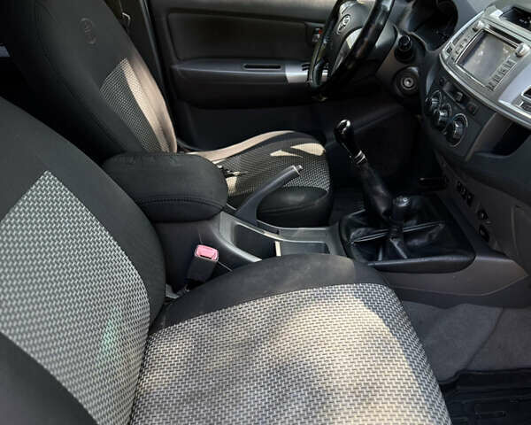 Чорний Тойота Хайлюкс, об'ємом двигуна 2.49 л та пробігом 377 тис. км за 12100 $, фото 13 на Automoto.ua