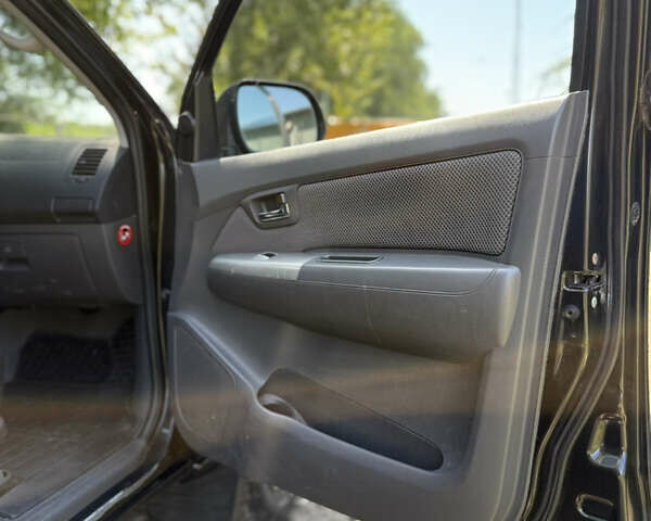 Чорний Тойота Хайлюкс, об'ємом двигуна 2.49 л та пробігом 377 тис. км за 12100 $, фото 7 на Automoto.ua